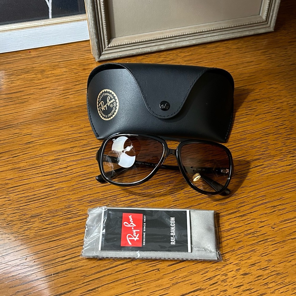 Women’s large Rayban sunglasses.